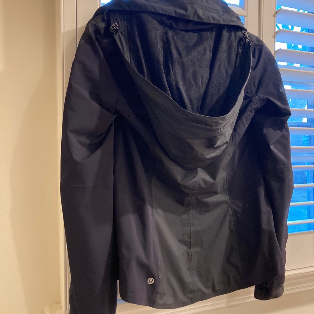 Lululemon Rare Hooded Rain Windbreaker Jacket Sz 2